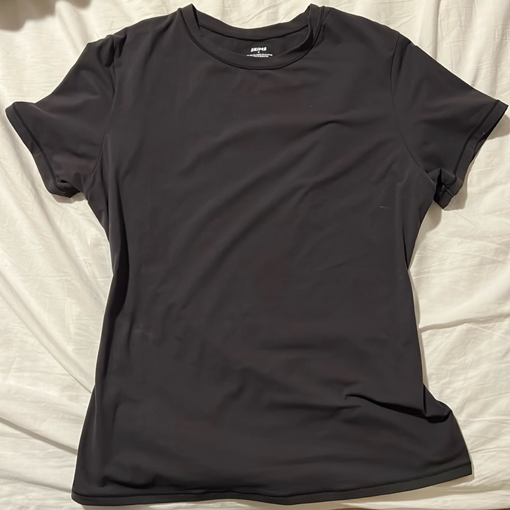 Skims Fits Everybody Shirt (2)
